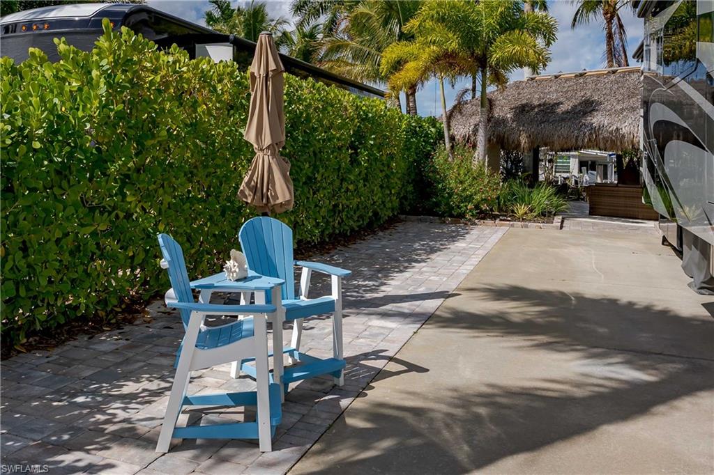 NAPLES MOTORCOACH RESORT - Land