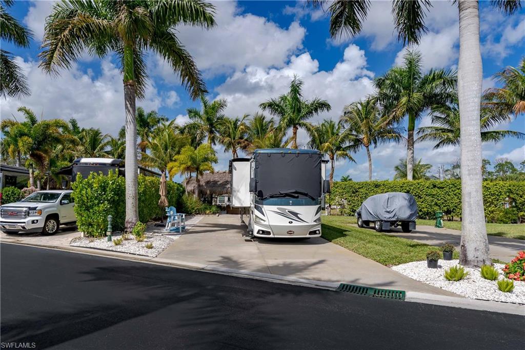 NAPLES MOTORCOACH RESORT - Land