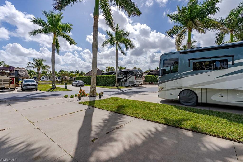 NAPLES MOTORCOACH RESORT - Land