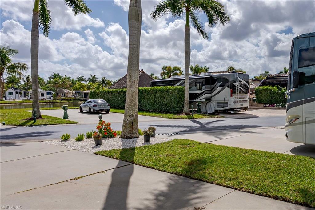 NAPLES MOTORCOACH RESORT - Land