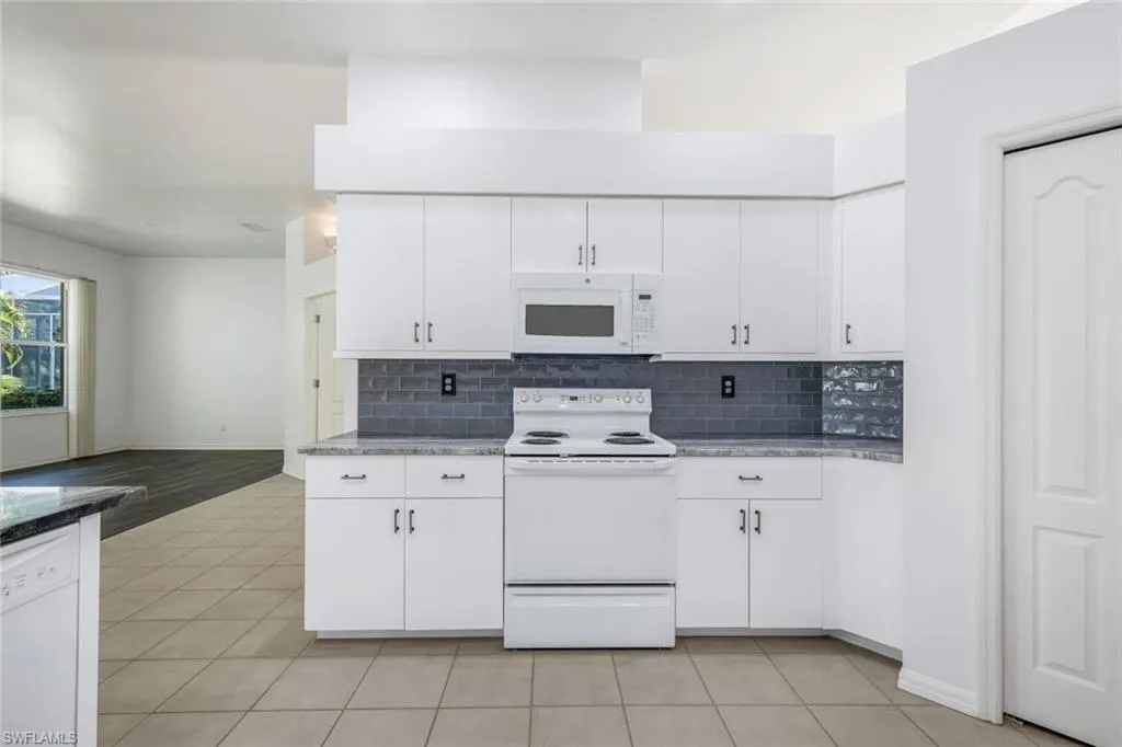 Bonita Springs, Florida 34135, United States, 4 Bedrooms Bedrooms, ,2 BathroomsBathrooms,Residential,Contingent,41680