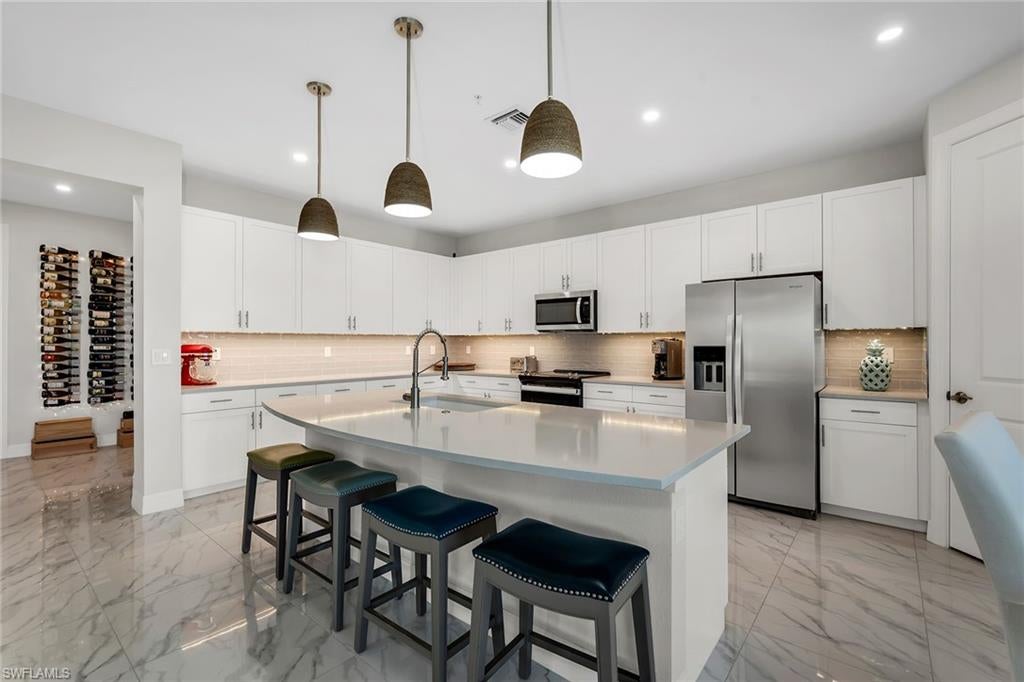 257 Indies DR E 202