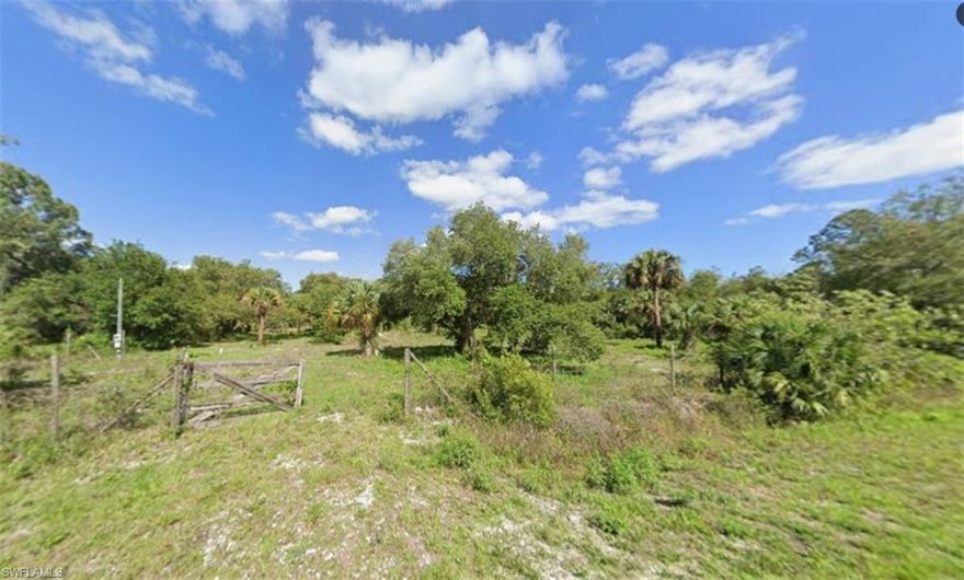 Discover this spacious 1.25-acre vacant lot located in the desirable Montura Ranch Estates community in Clewiston. This oversized parcel offers a great opportunity to build your dream home, place a mobile/manufactured home, or hold as a long-term investment.