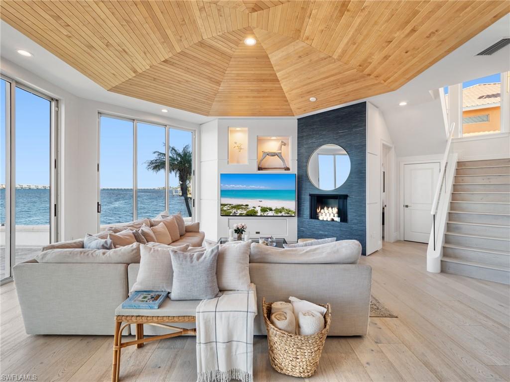 TOWN AND RIVER - Residential