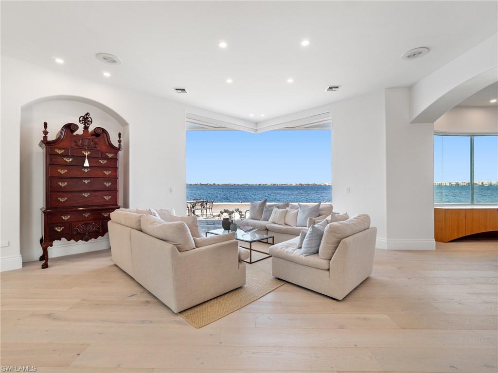 TOWN AND RIVER - Residential