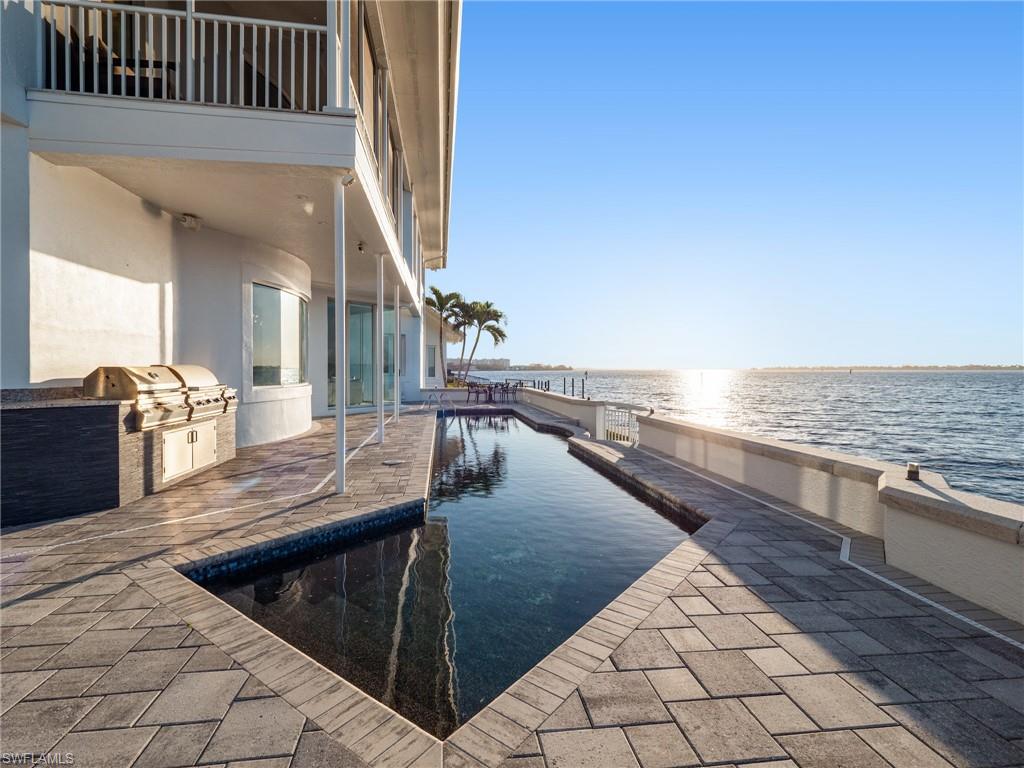 TOWN AND RIVER - Residential