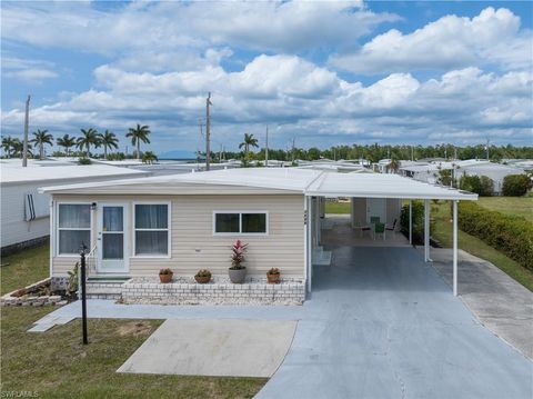 Manufactured Home in NORTH FORT MYERS FL 3489 Celestial WAY.jpg