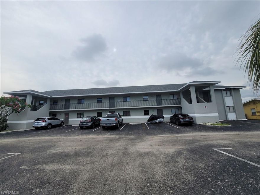 Welcome to this charming 2-bedroom, 2-bathroom apartment for rent, ideally located in the heart of Cape Coral, FL. This property boasts a spacious open floor plan, perfect for modern living. Enjoy the Florida weather from the comfort of your screened-in lanai, a delightful space for relaxation or entertaining. The apartment's prime location places it within close proximity to a variety of amenities, including parks, making it a perfect spot for outdoor enthusiasts. Plus, it's just a stone's throw away from downtown Cape Coral, offering easy access to a wide range of shopping, dining, and entertainment options. For those with pets, you'll be pleased to know that they are welcome here, subject to approval. Experience the convenience of living close to everything in this great location.
** Only 1st and security required - No Last month's rent needed **