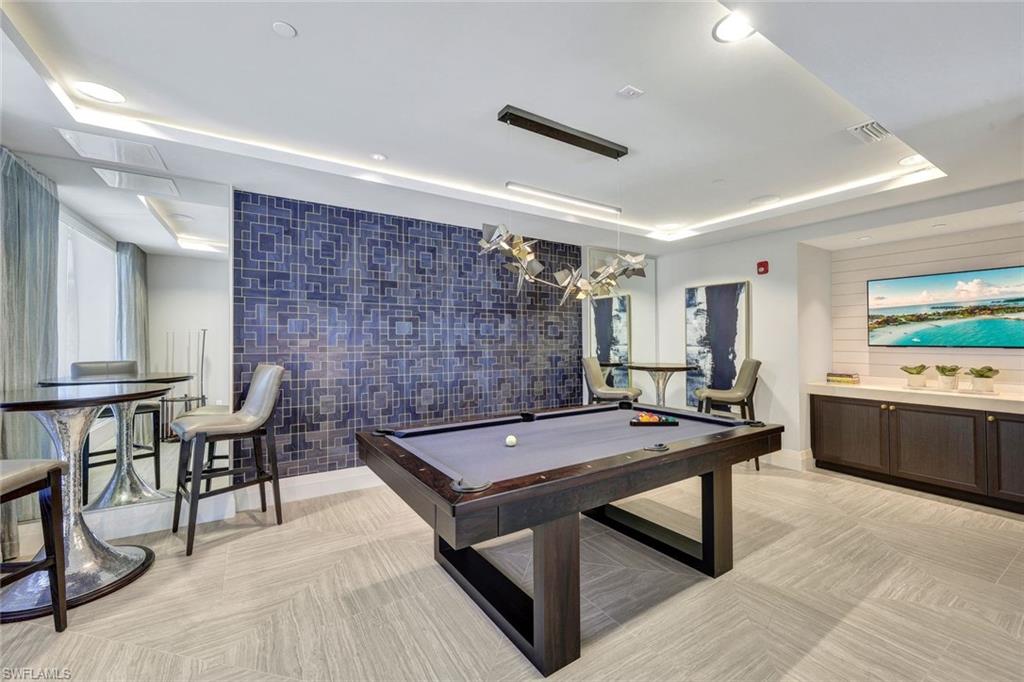 NAPLES SQUARE - Residential