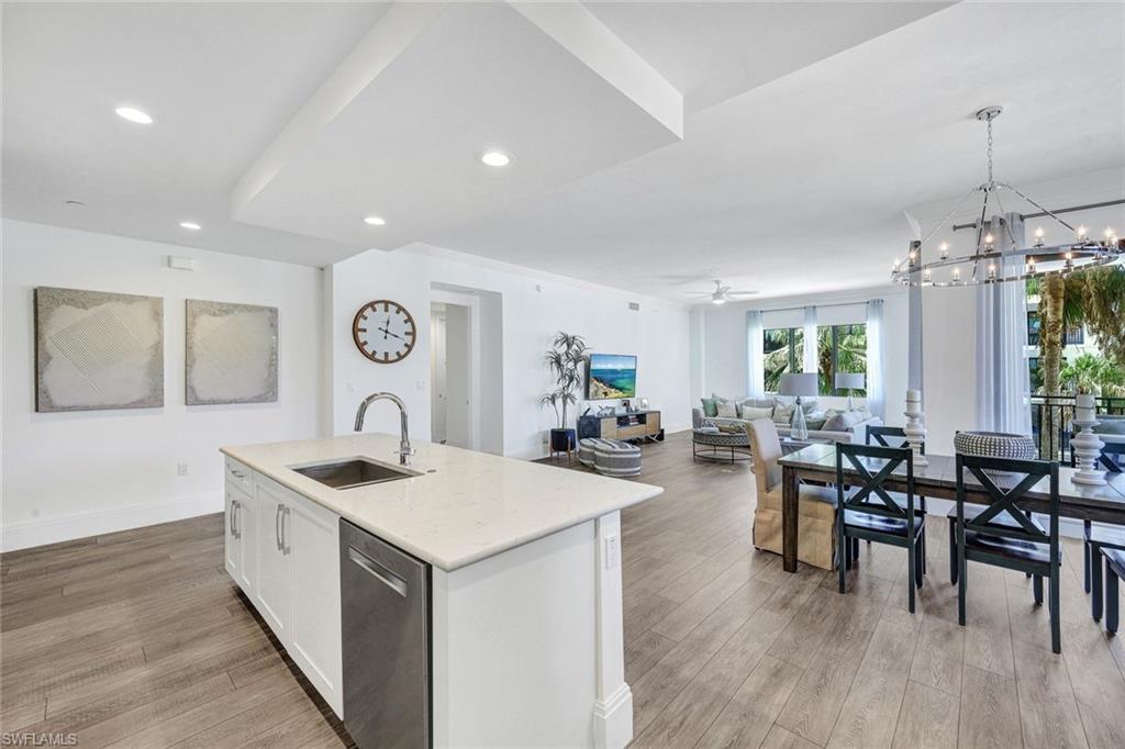 NAPLES SQUARE - Residential