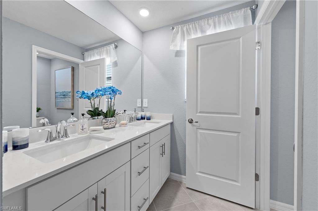 HAMPTON LAKES - Residential