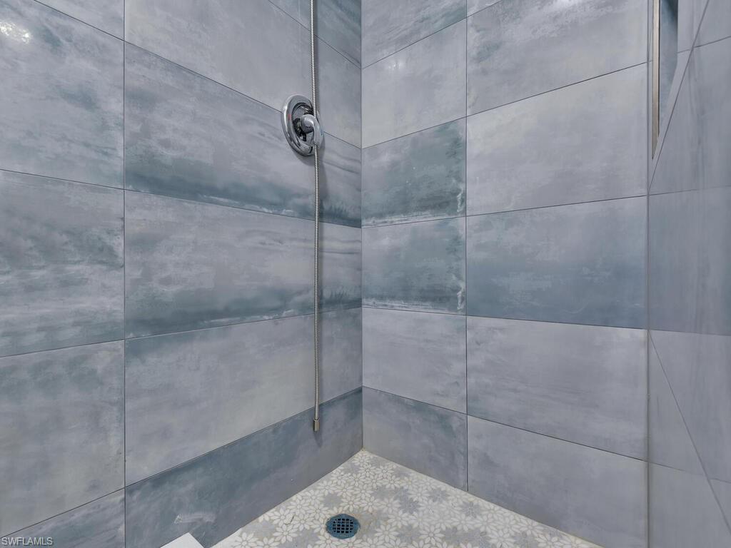 NAPLES 701 - Residential