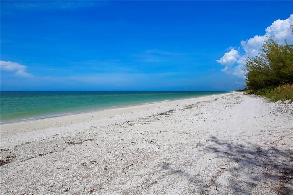 KEEWAYDIN ISLAND - Land