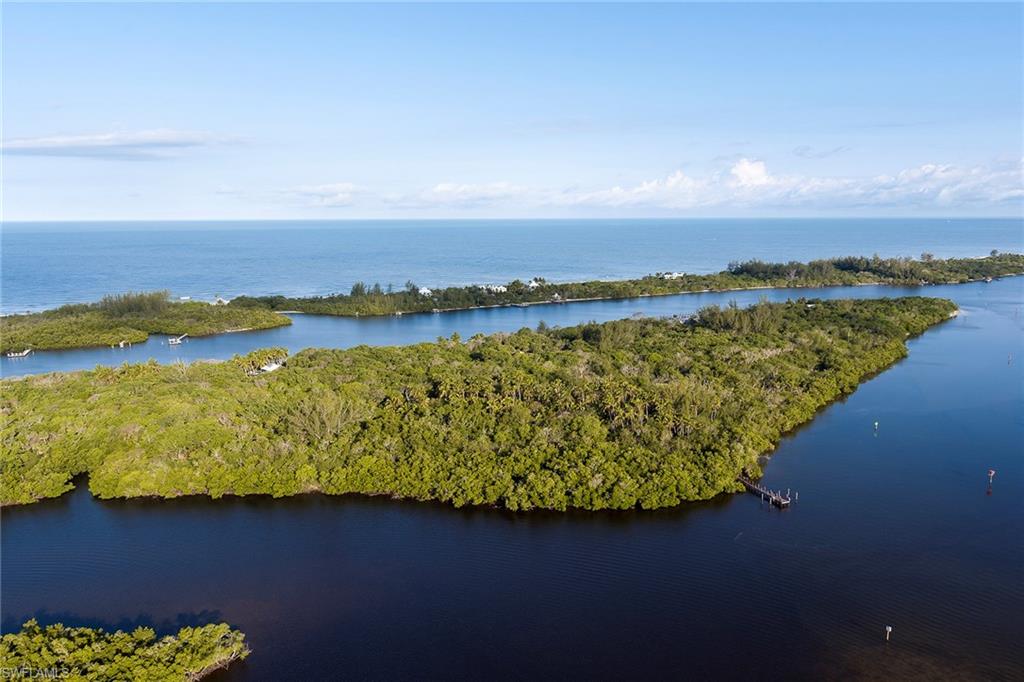 KEEWAYDIN ISLAND - Land