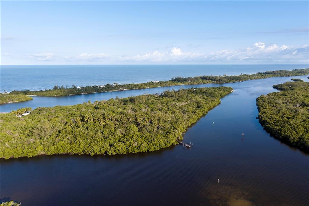 KEEWAYDIN ISLAND - Land