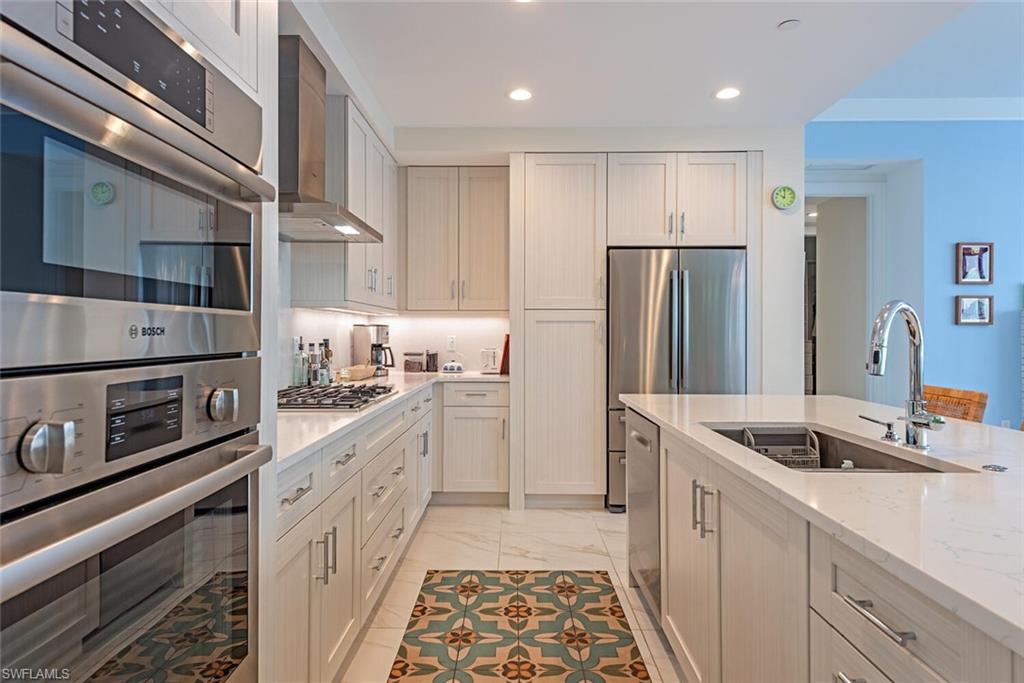 NAPLES SQUARE - Residential