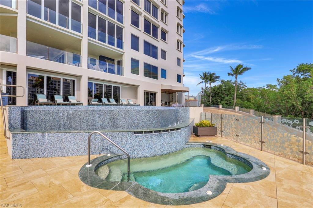 SEAPOINT AT NAPLES CAY - Residential