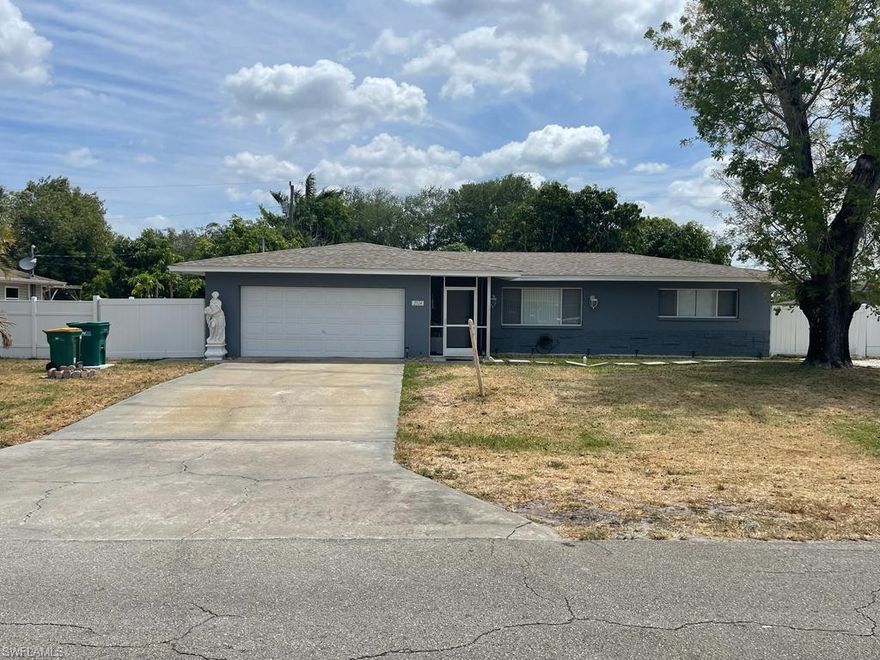 New to the market! 3 bedrooms, 2 (1) bathrooms, 2 car garage. Great investment property. Just 20 minutes to the beach, No restrictions, no HOA. The expansive backyard is fenced.