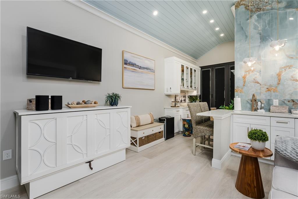 NAPLES MOTORCOACH RESORT - Land