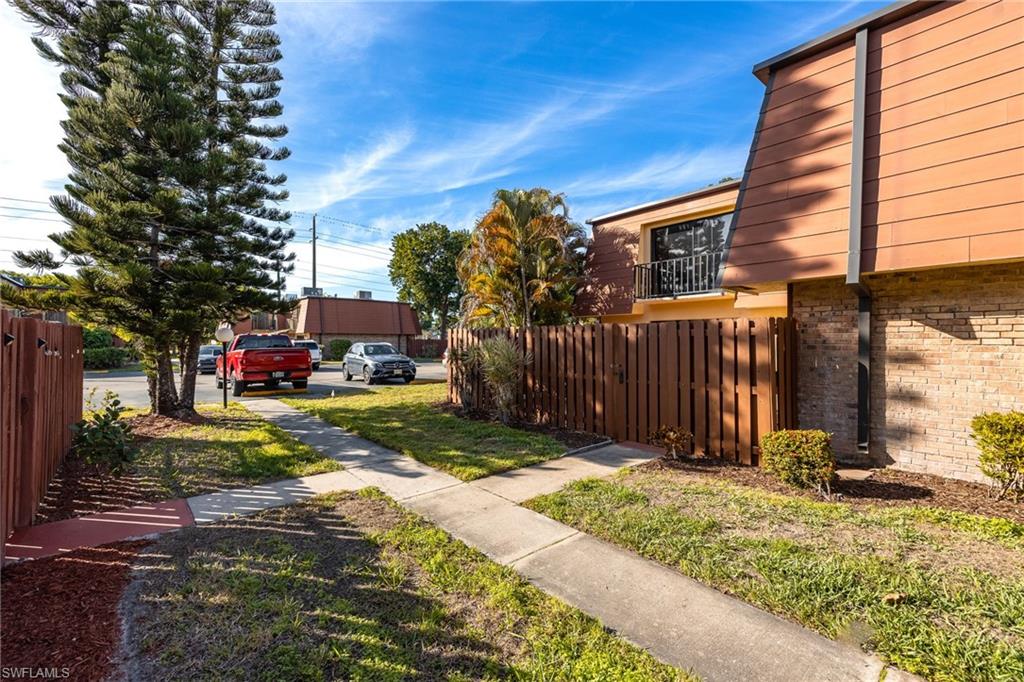 PARKWOODS TOWNHOUSE COMMUNITY - Residential