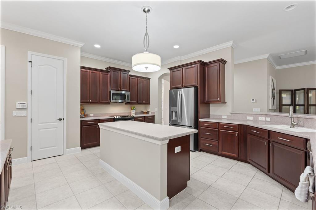 COUNTRY CLUB - Residential