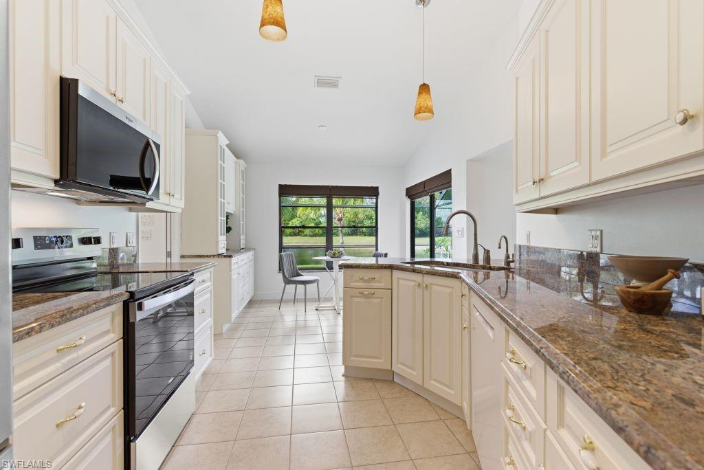 THREE OAKS - Residential