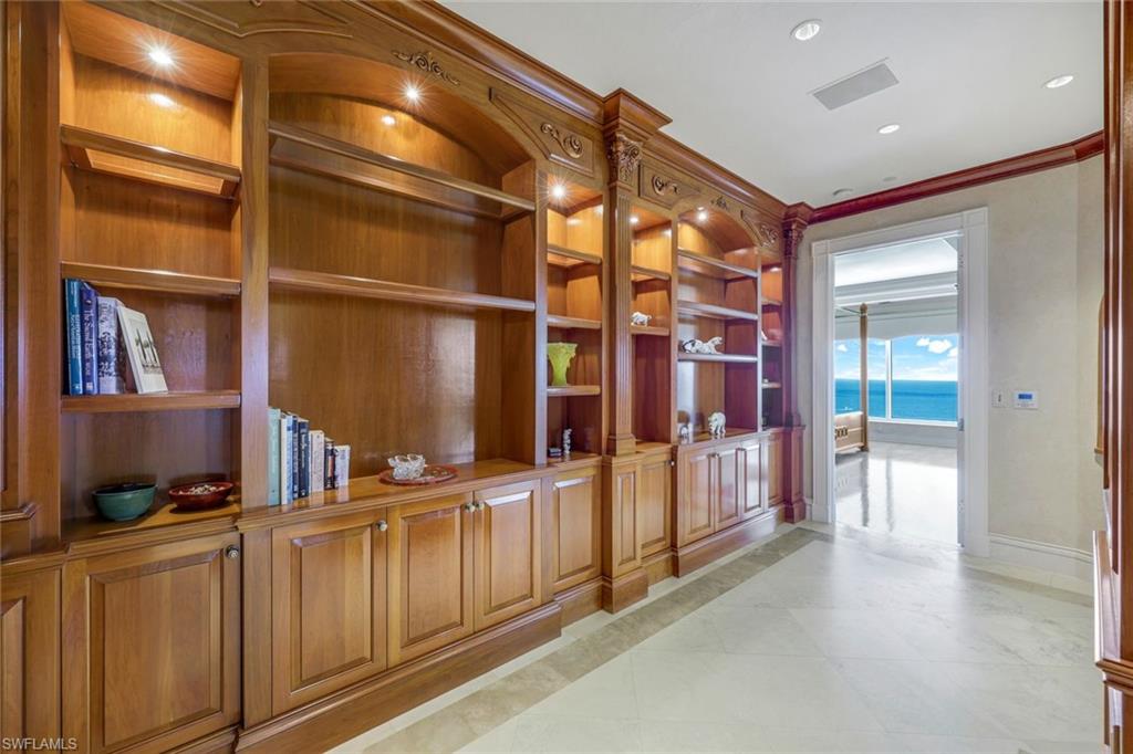 SEAPOINT AT NAPLES CAY - Residential