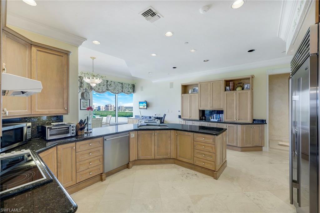 SEAPOINT AT NAPLES CAY - Residential