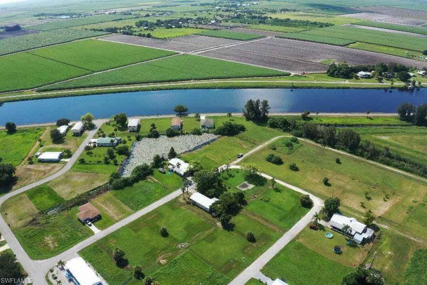 Up for sale 4 consecutive parcels in Moore Haven, 30 yards from the Caloosahatchee River. The back of the property is on a beautiful pond with tons of fish. Super quiet neighborhood with stunning sunrises and sunsets. 2 min away from I27 and 90 min away from Fort Lauderdale. There are 3 single lots and a double lot, about 0.7 acres all of them. 25k for the single lots and 45k for the double lot if sold individually. 120k for all of them ( 5 in total )