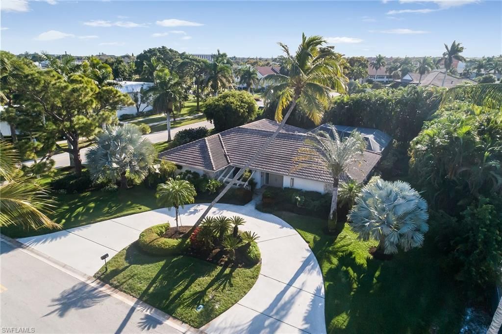 Photo of 748 Willowhead DR, NAPLES, FL 34103 (MLS # 226002238)