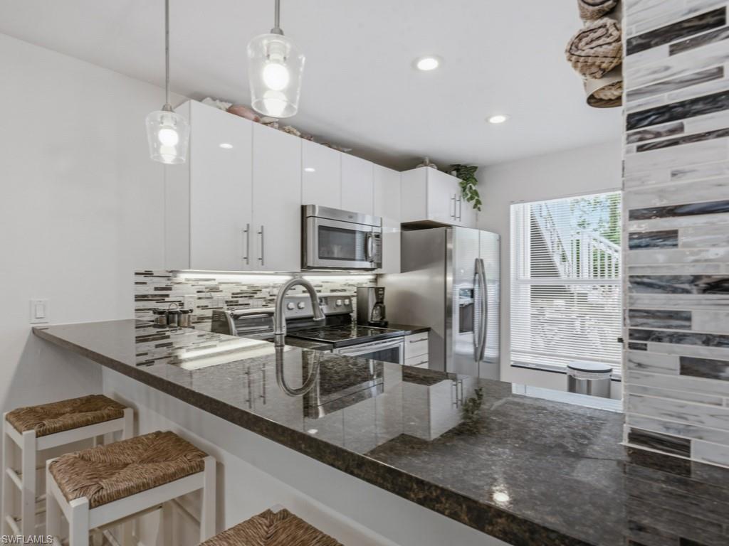 COURTYARD AT KINGS LAKE - Residential