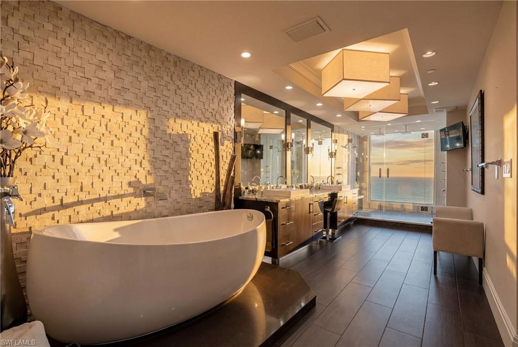 SEAPOINT AT NAPLES CAY - Residential