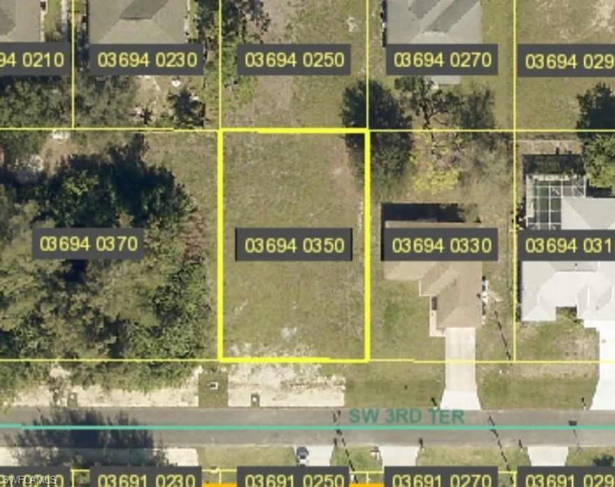 Lot in spectacular area of Cape Coral close to businesses . Build your dream home in this beautiful neighborhood.