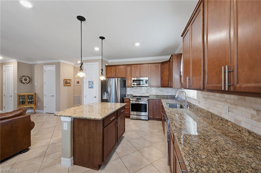 HAMPTON LAKES - Residential