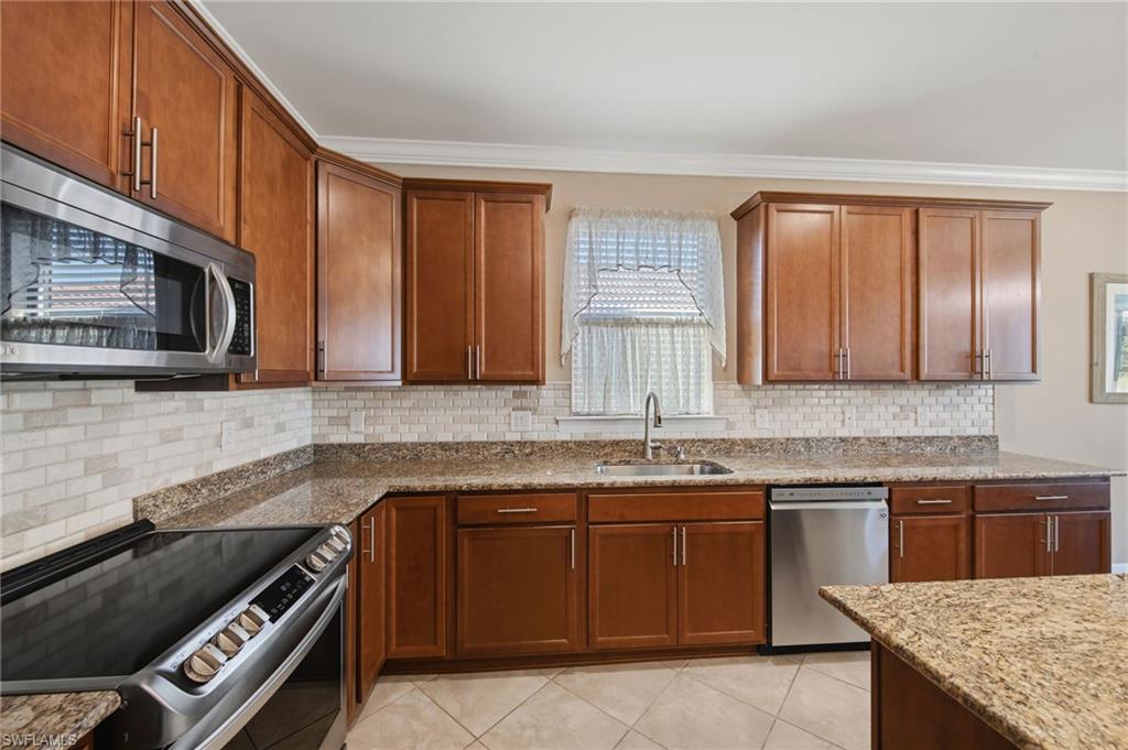 HAMPTON LAKES - Residential