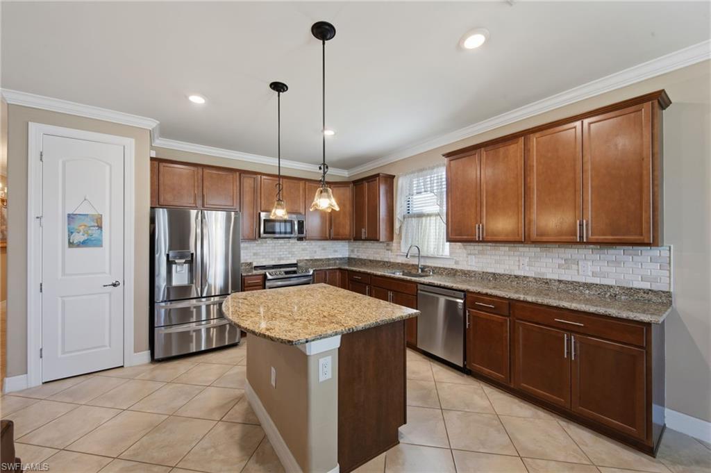 HAMPTON LAKES - Residential