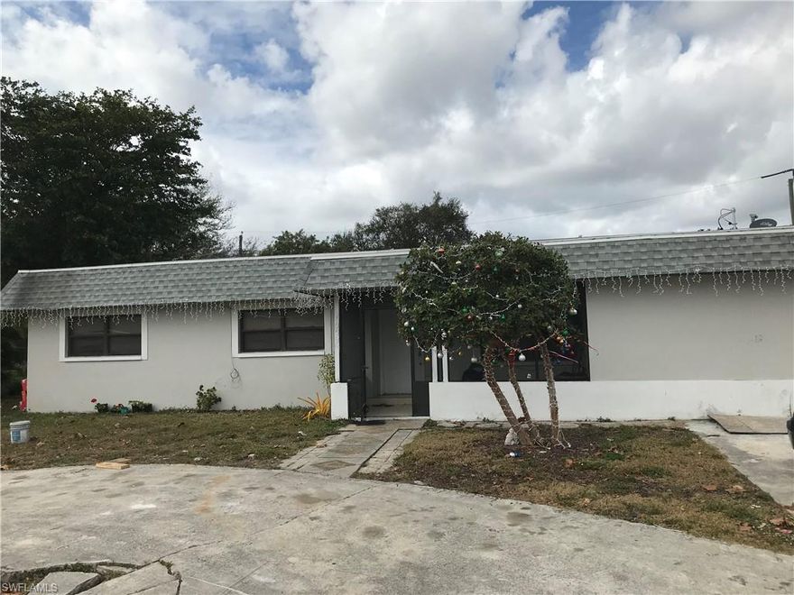 Location Location 4Bedrooms 3Bath. Tile Floor,Pool.