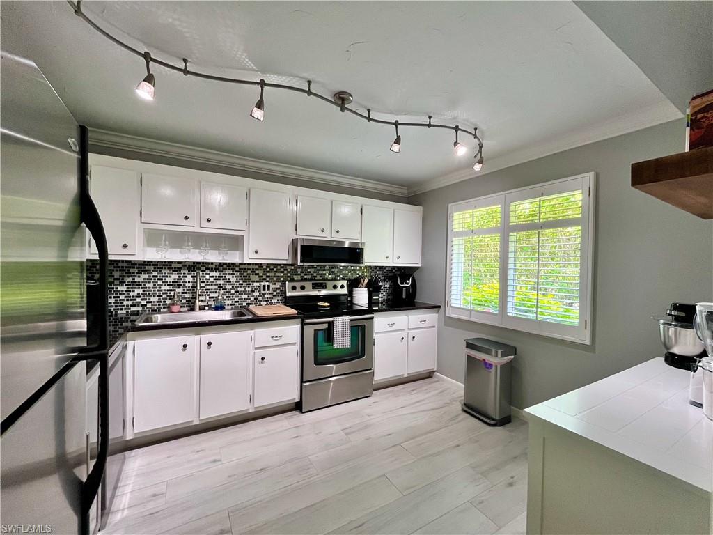 34 Glades BLVD 1461