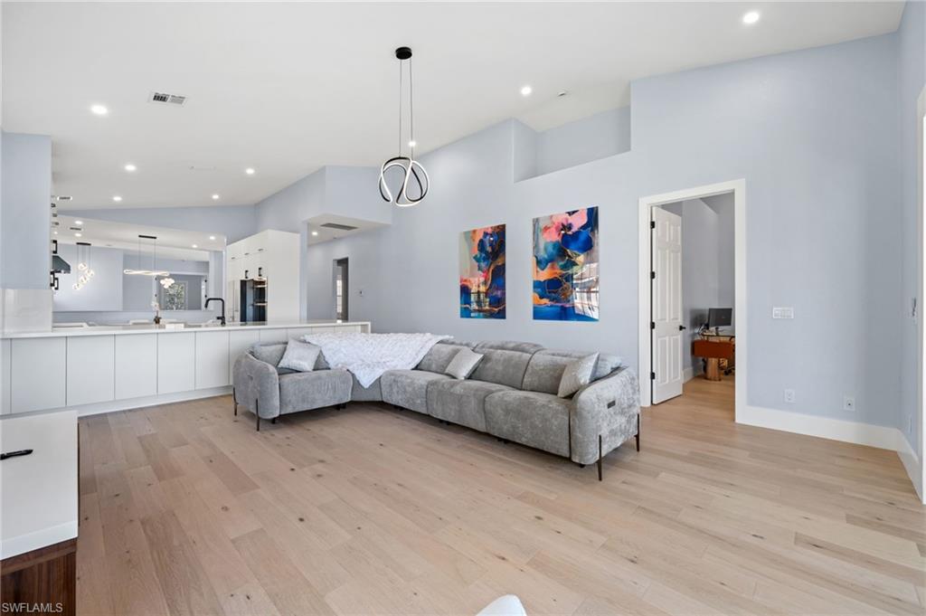 LANCASTER SQUARE - Residential