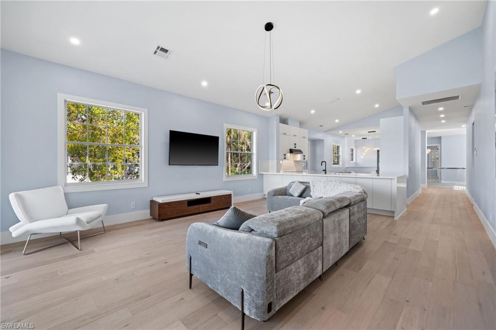 LANCASTER SQUARE - Residential