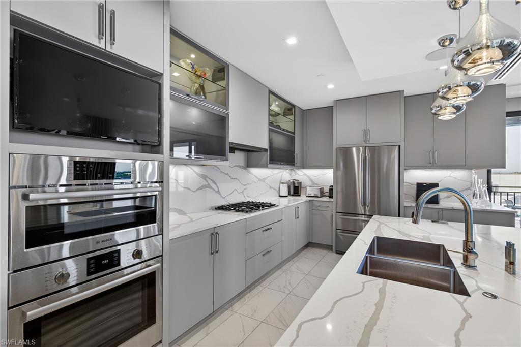 NAPLES SQUARE - Residential