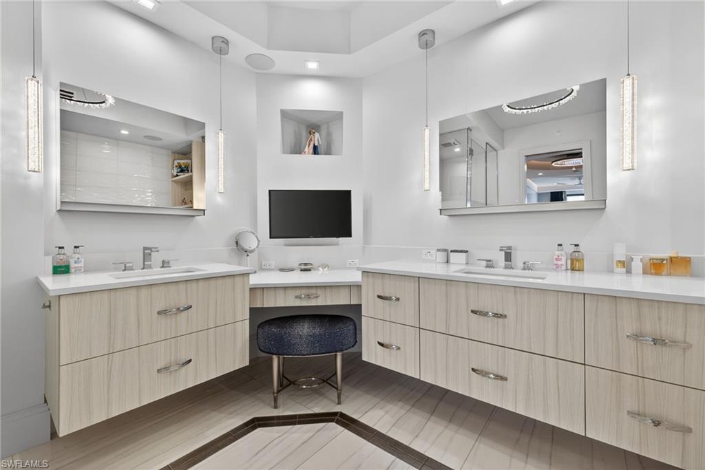 NAPLES SQUARE - Residential