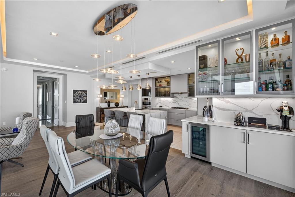 NAPLES SQUARE - Residential