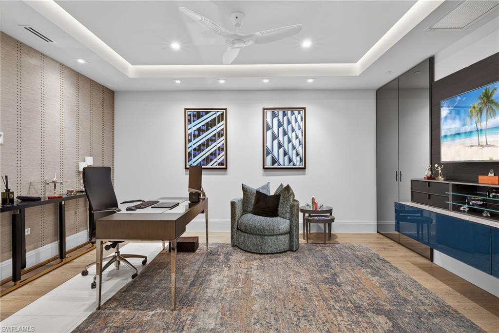 NAPLES SQUARE - Residential