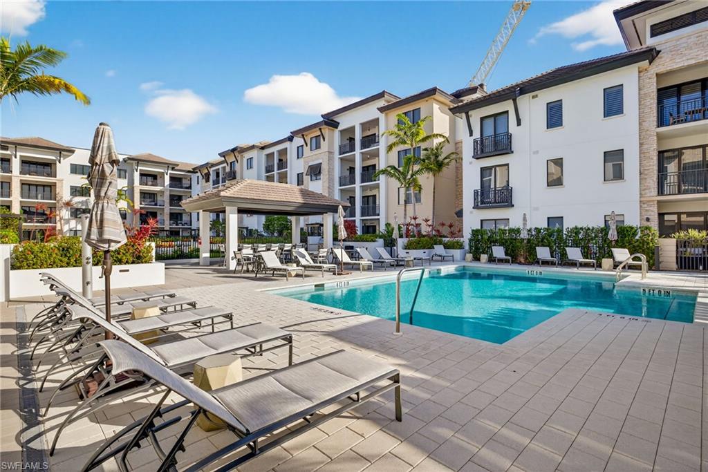 NAPLES SQUARE - Residential