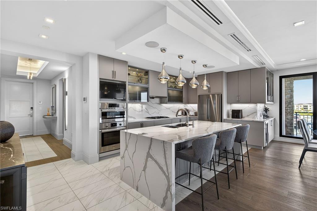 NAPLES SQUARE - Residential