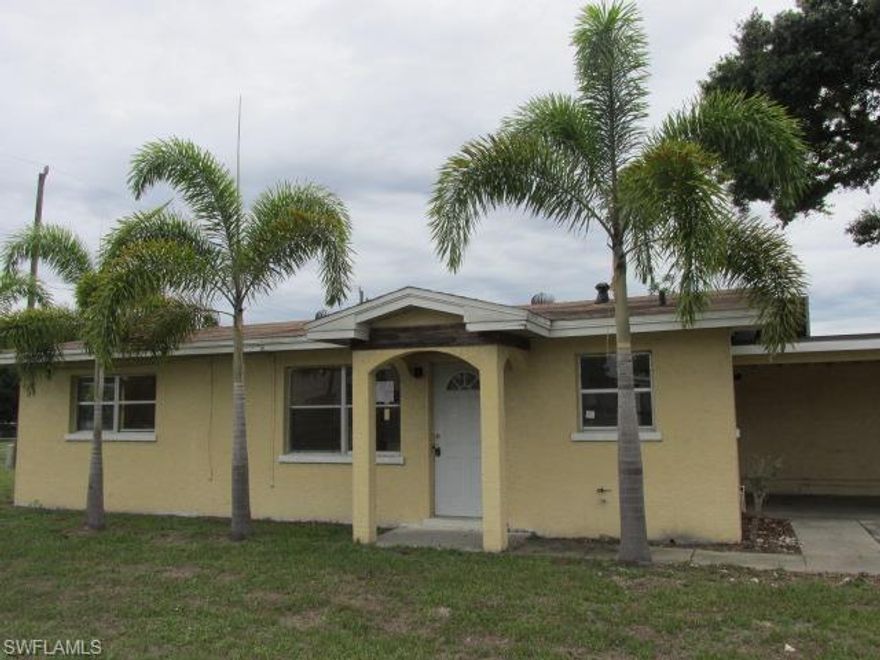 Charming home in Fort Myers. This is a 2 bedroom 1 bath home with over 1400 sq ft, plenty of room to spread out. Close to schools and major roads