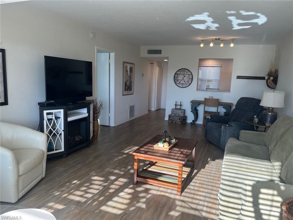 SEVEN LAKES - Residential