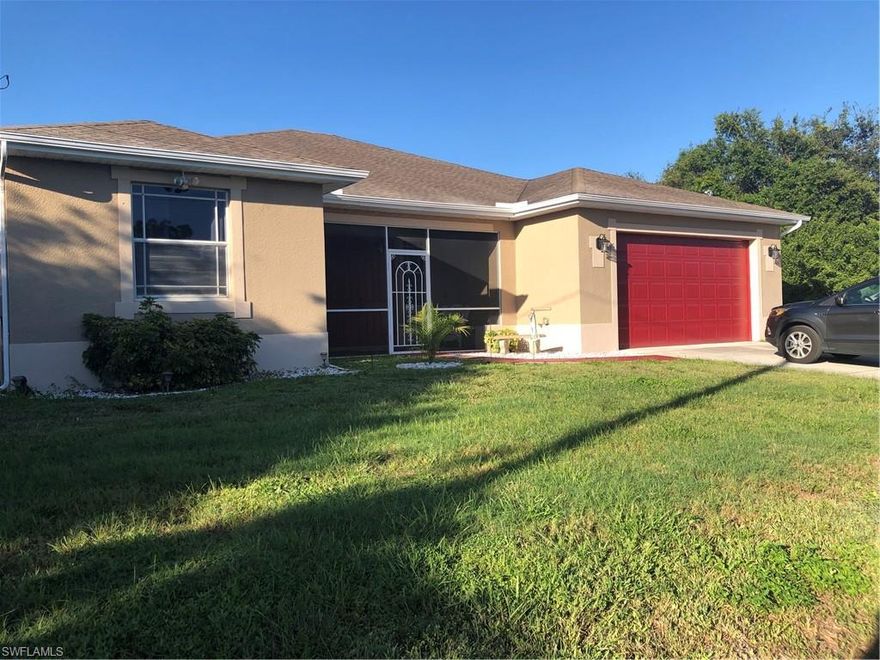 MR & MRS NEW LIVES HERE!!  New water system, new A/C, painted inside and outside and new cabinets.  Granite tiles in kitchen and counter tops. Hardwood floors in living area. Breath taking view of Lake.  Move in ready.show this home and you will buy it. is that good.ALL OFFERS ARE WELCOME...............................