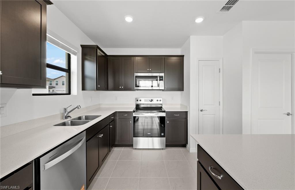 WHISPERING LAKES - Residential